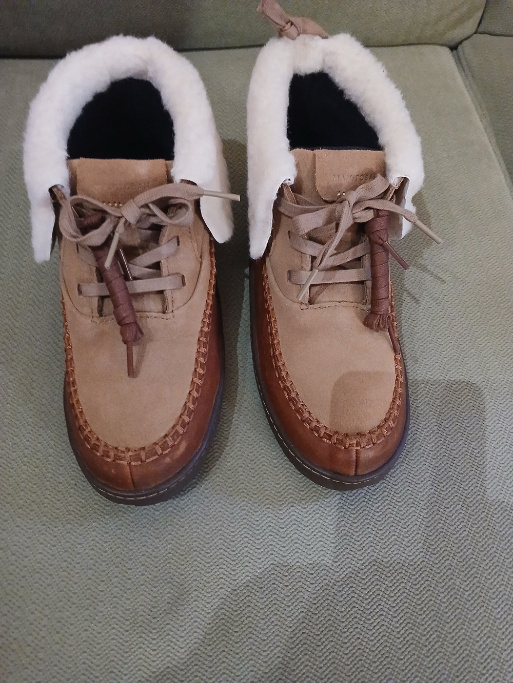Manitobah Women's Tan Suede Lace-Up Ankle Boots Rare Find Limited Edition Size 9